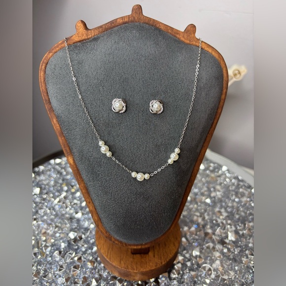 Jewelry - Elegant Silver Pearl Necklace